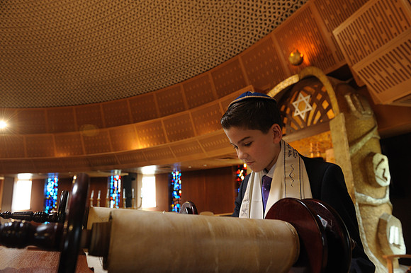 Natural Candid Event Photography, Temple Mainline Reform, Philly Mitzvah, Christine Foster photo, Bema photos, torah photos